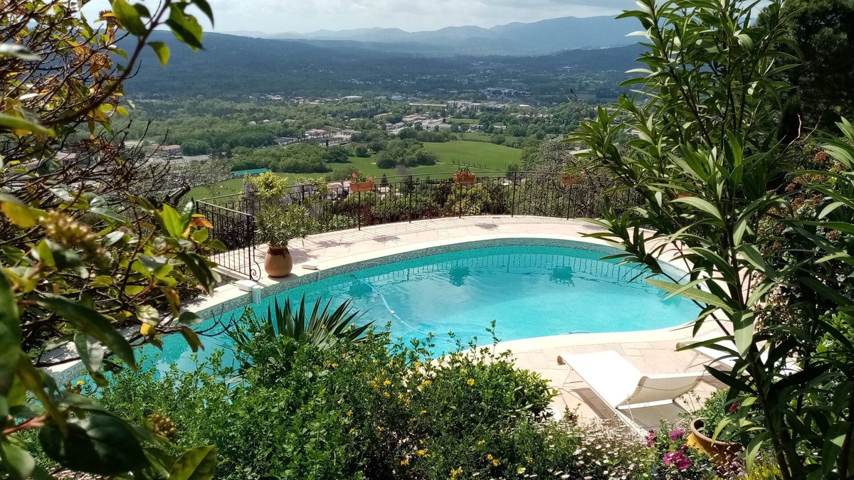 Montauroux Apartment | Vue Époustouflante, Studio au Bord de la Piscine Dans un Écrin de Verdure