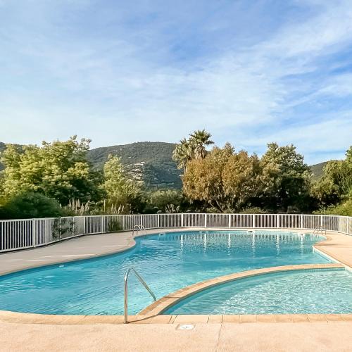 Cavalaire-sur-Mer Apartment | Vue Mer, Piscine, Terrasse Privée et Clim