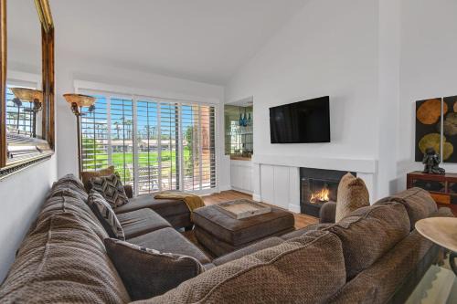 Palm Desert House | VY559 - Violet Circle