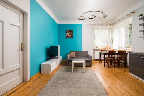 Wlochy Apartment | Włochy Rejonowa Homely Apartment by BookingHost