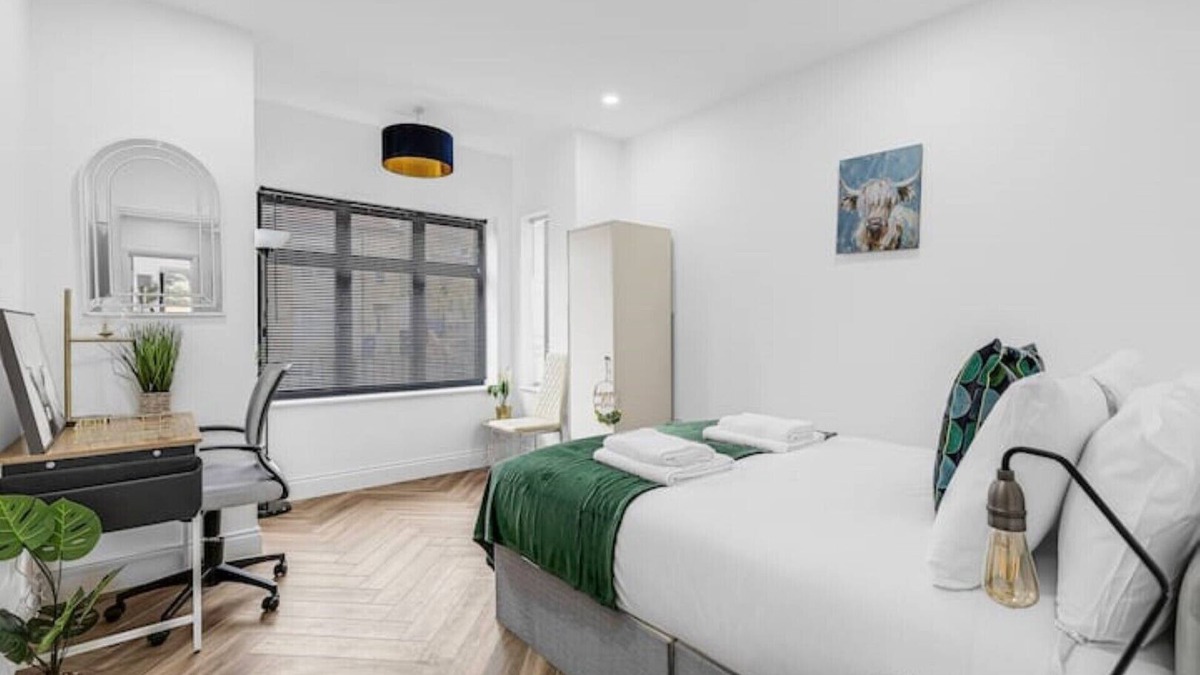 Hobbayne Apartment | W London luxury elizabeth line