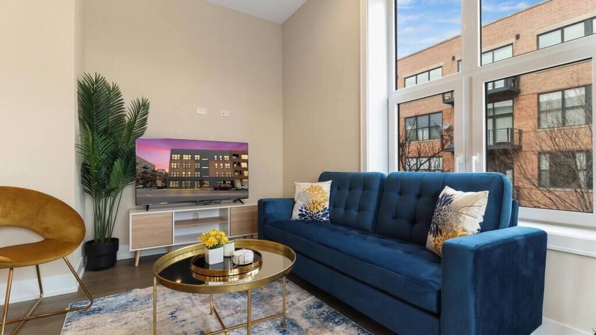 Wicker Park Apartment | W16 Chic Bucktown 2BR Apt w/ In-Unit Laundry