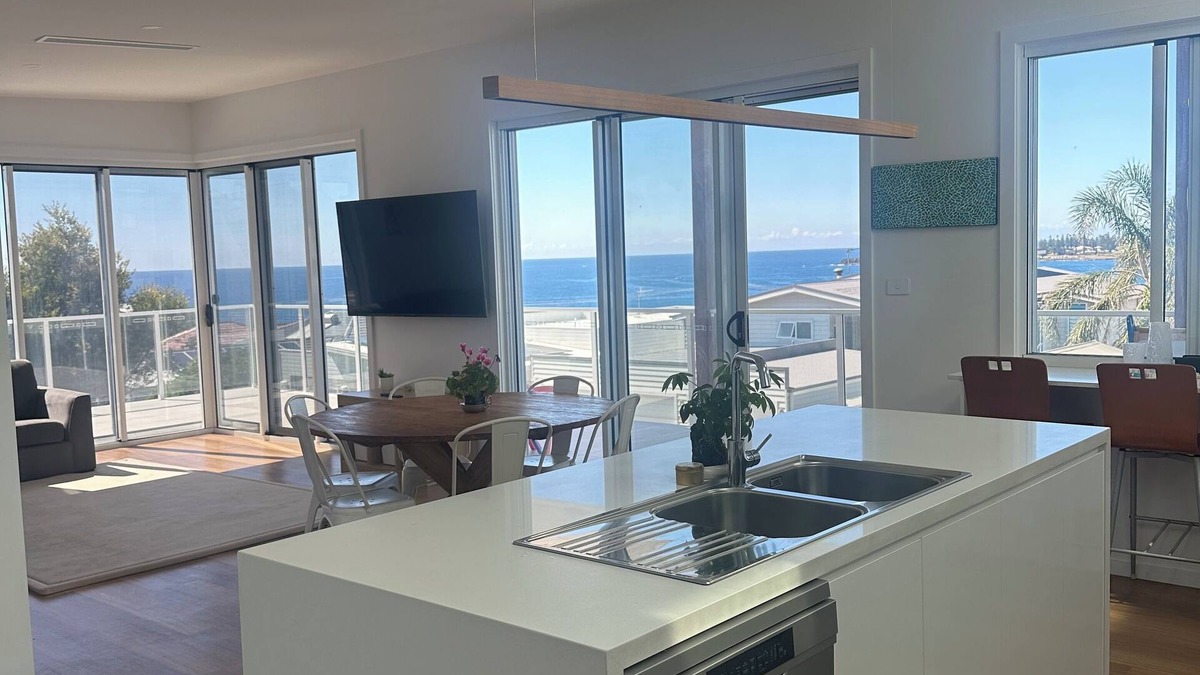 Bombo House | Wadjiid Yarra (Beach Cave). The perfect getaway for a retreat with ocean views.
