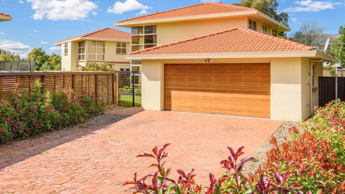 Lowburn Cottage | Waenga Wonder - Cromwell Holiday Home