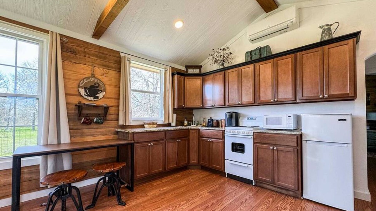 Waco Apartment | Wagon Wheel Cottage Couples Getaway in the Country