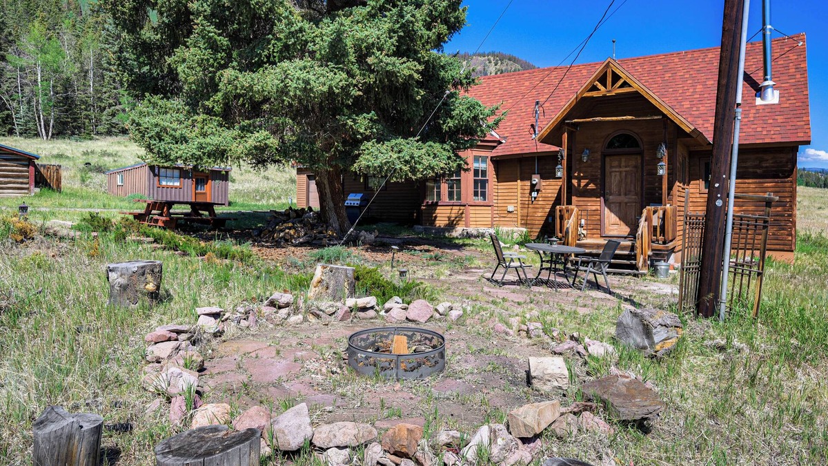 Creede Cabin | 'Wagon Wheel Hideaway' Near Fishing in Creede!