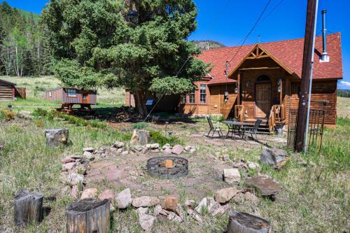 Creede House | Wagon Wheel Hideaway Near Fishing in Creede!