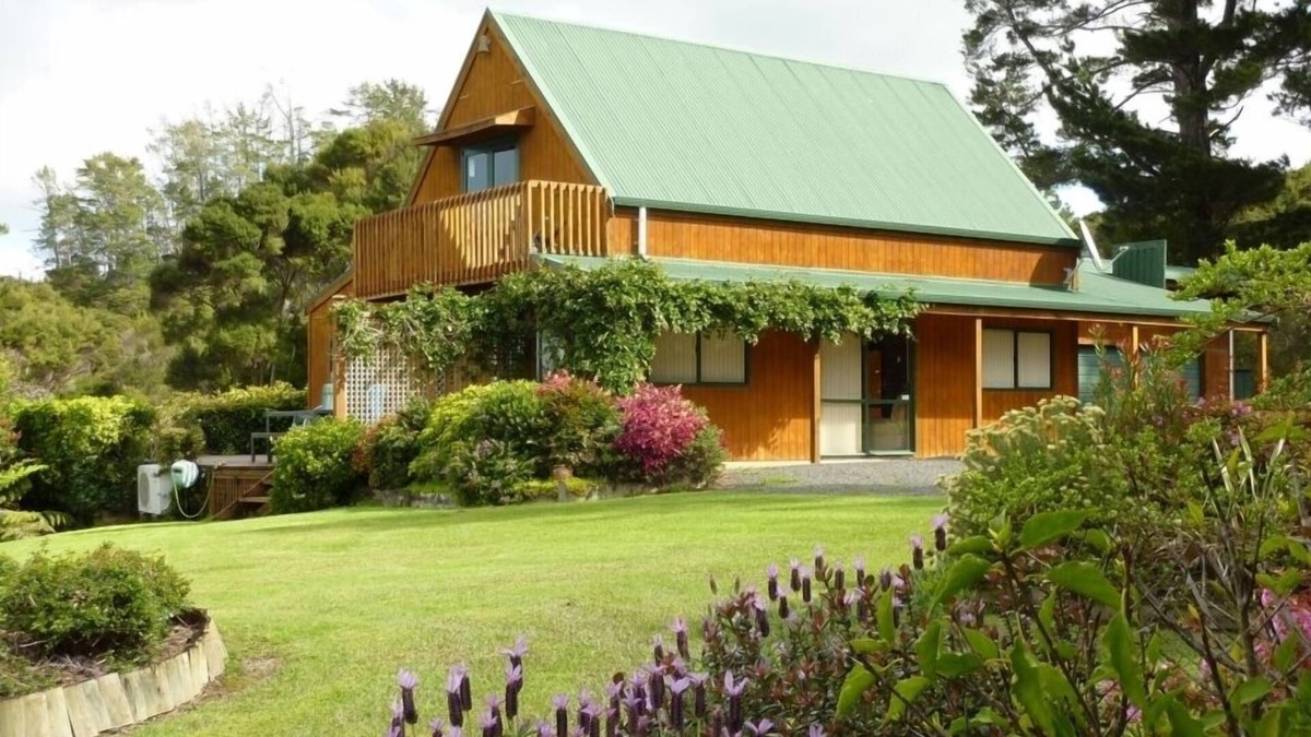 Okiato House | Waikare Cove ocean access 4 bedroom rural property