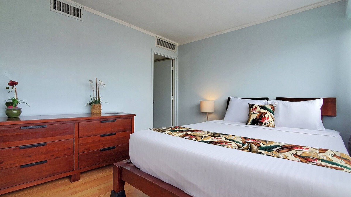 McCully - Moiliili Apartment | ☄Waikiki 1 Bedroom w/Pool A/C & Free Parking