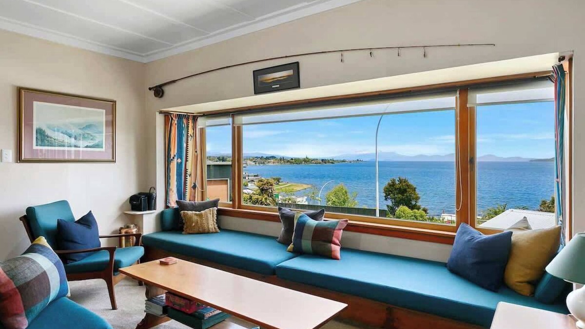 Hilltop House | Waipahihi Charm & Tranquillity