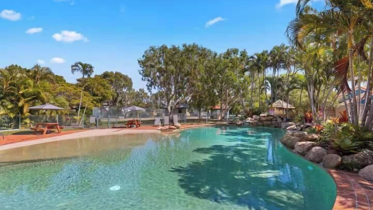 Urangan Apartment | Wake to the Waves - 182A 1BRM Oceanfront Apartment