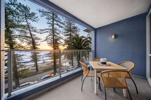 Manly Apartment | Wake to Waves, Elegant Beachfront Apartment