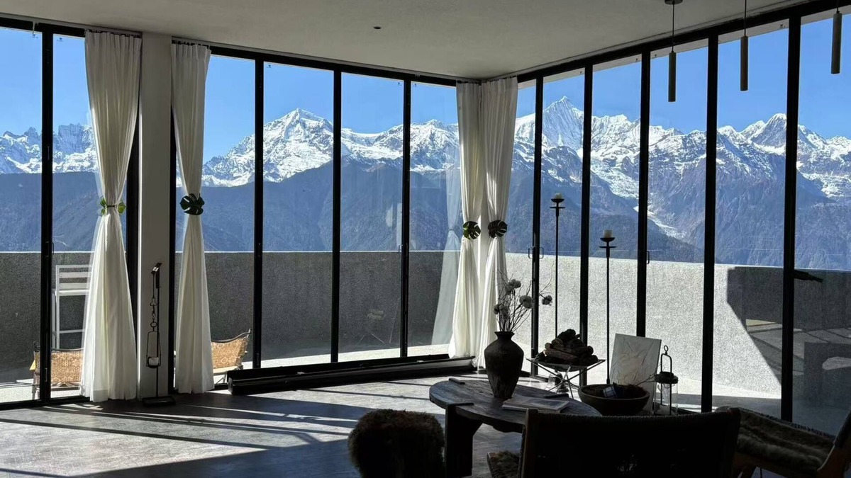 Deqen County Hotel | Wake UP IN SNOW MOUNTAIN