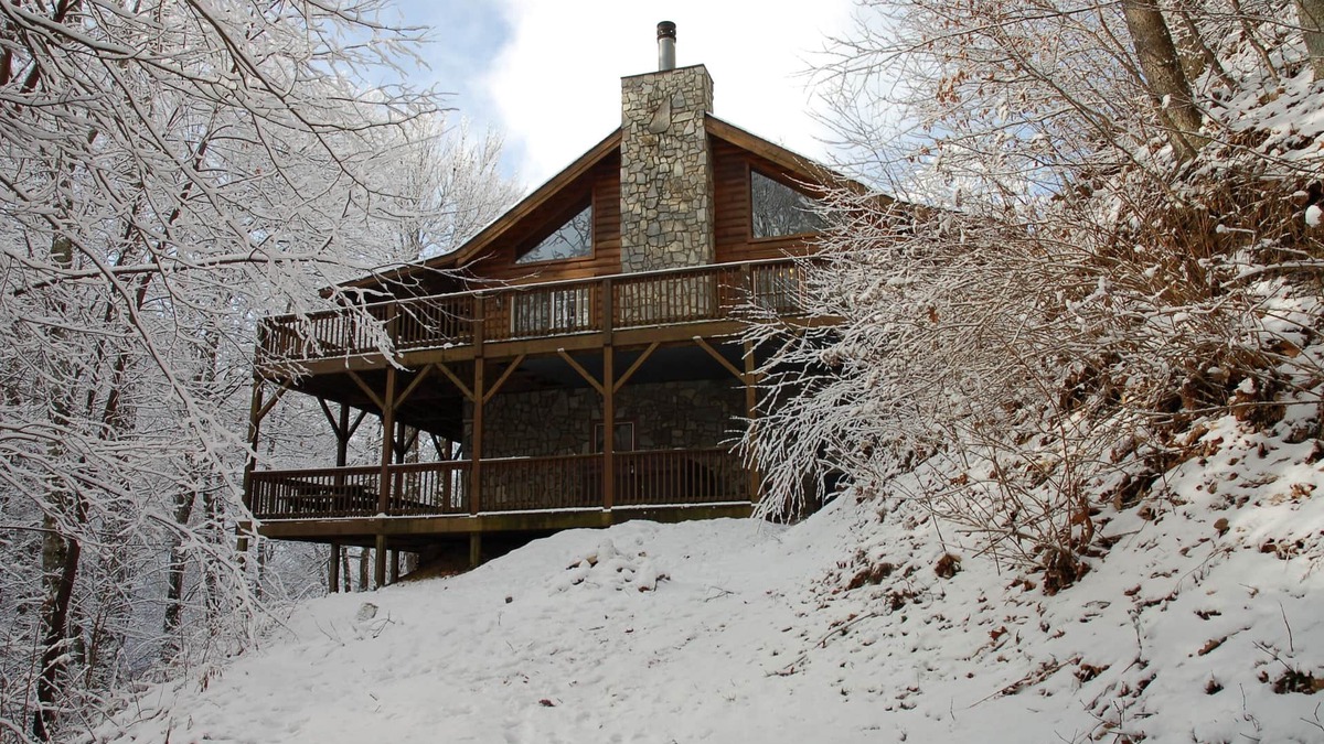 Cherokee Cabin | Walch Creekside Log Cabin Retreat in the Smoky Mountatins Maggie Valley NC