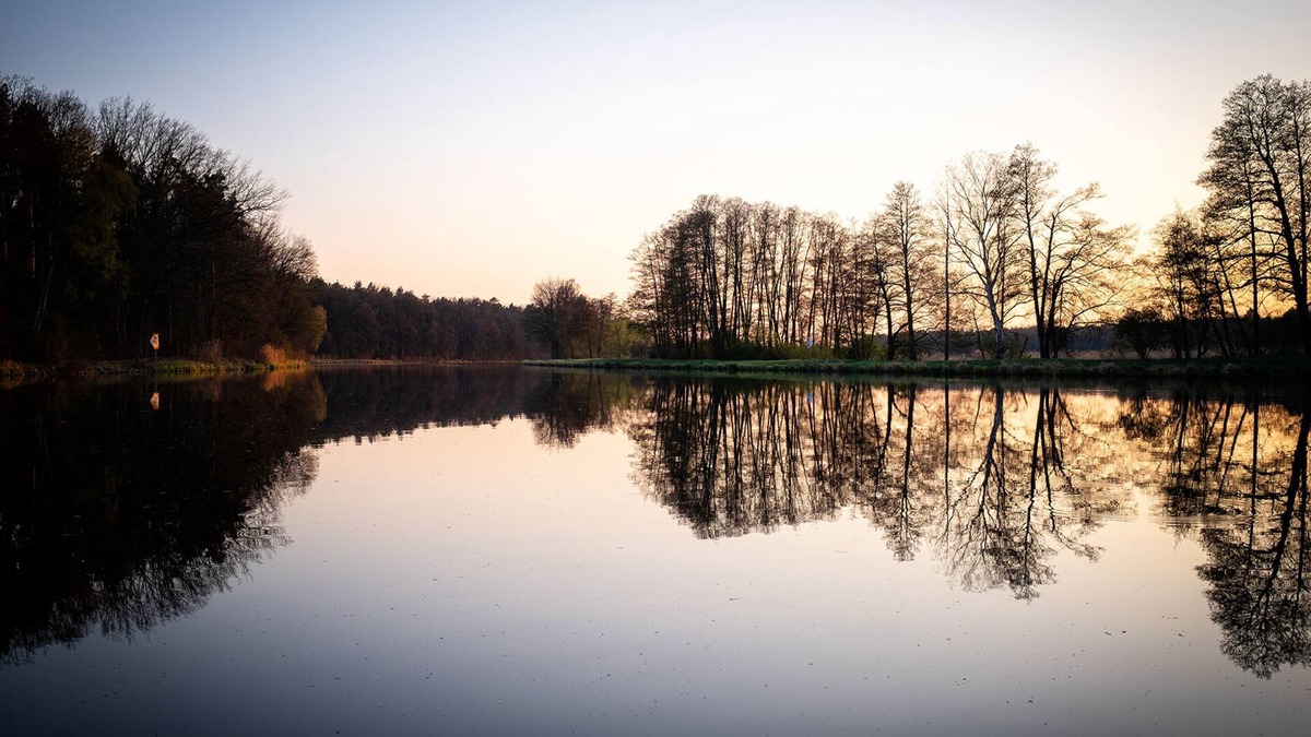 Oberhavel House | WALDHAVEL. Vacation home "HAVELBLICK" directly on the water, with a wide view of nature.