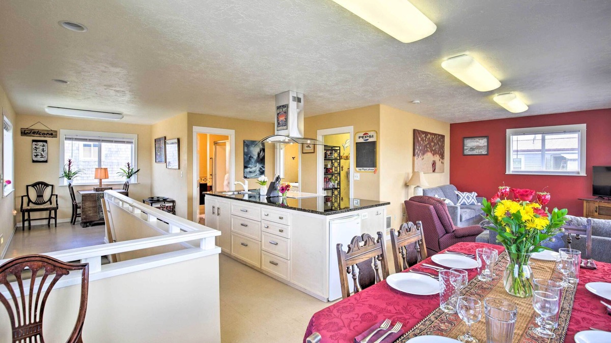 Waldport House | Waldport Townhome w/Dog Run on Alsea Bay!