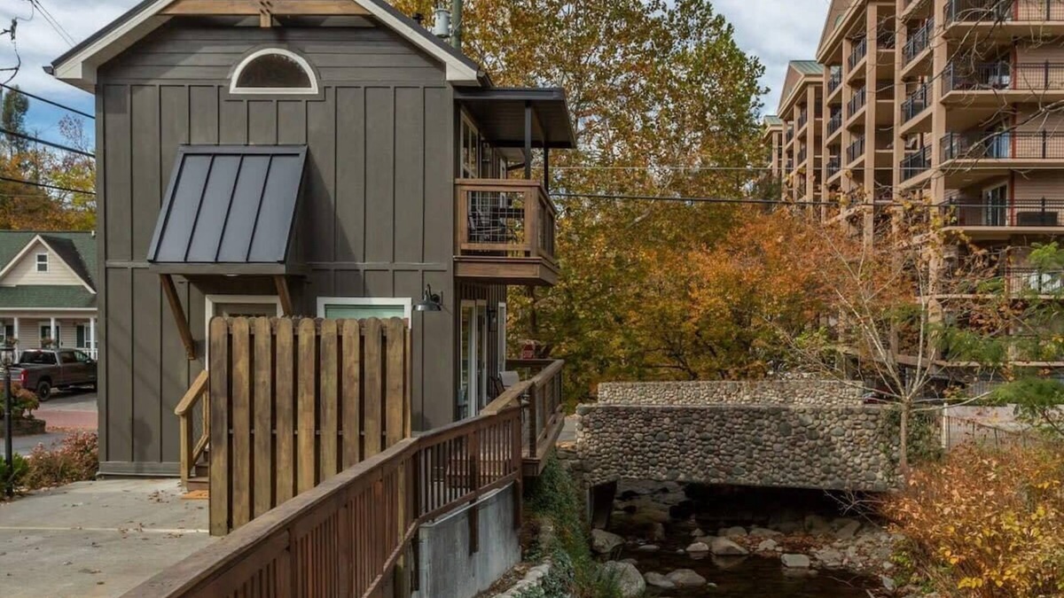 Gatlinburg Cabin | Walk 2 Downtown Gatlinburg/Waterfront/Hot Tub