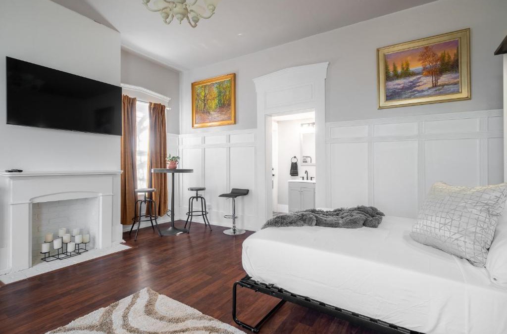 Columbus House | Walk/Bike everywhere from this Historic Chic Studio