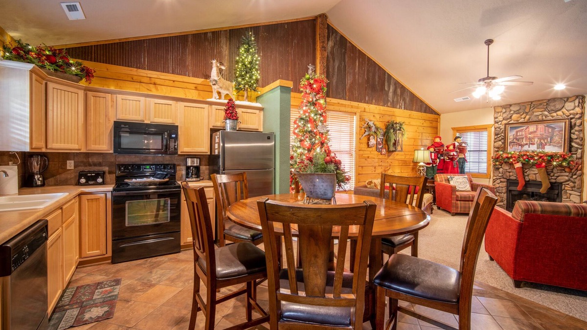 Branson Theater District Cabin | Walk-in Christmas Cabin - Just off of Hwy 76! Minutes from Shows!