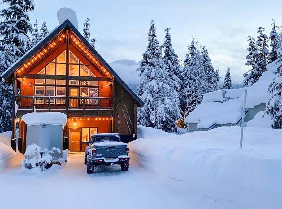Hyak Ski Chalet | Walk-In Skiing/Tubing Across at Summit East