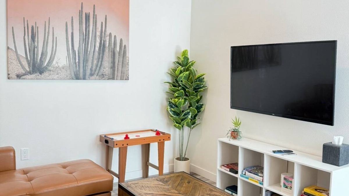 Hollywood Apartment | Walk of Fame ✦ Heart of Hollywood ✦ King Retreat