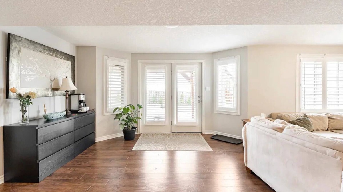 London House | Walk-out:patio:self Check-in:private:open-concept