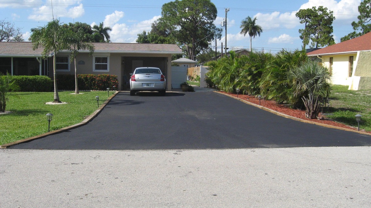 Naples Park Apartment | Walk, Ride or Bike to the Beach