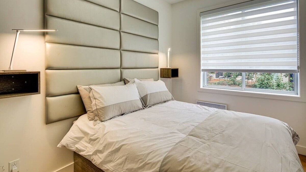 Milton Park Apartment | Walk Score 96 | King | 65” TV | Netflix | W/D | AC