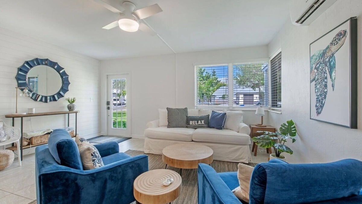 Lake Park House | Walk to 5th Ave and beach! New Renovation, perfect vacation house with lanai