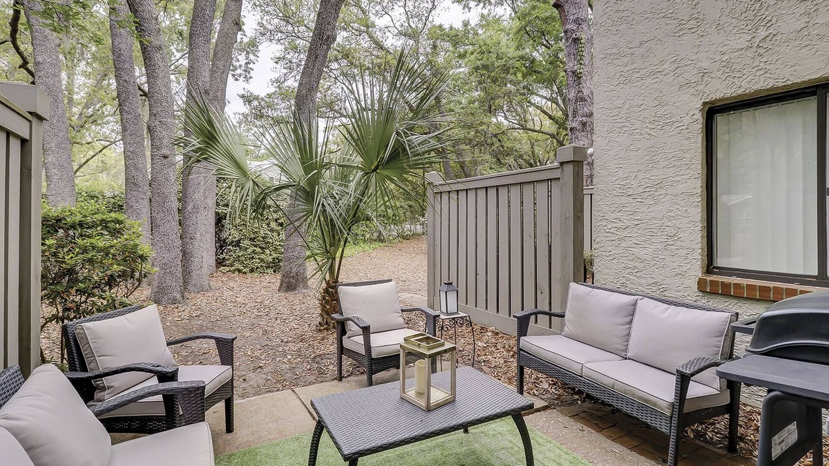 Folly Field House | Walk to Beach. Pet Friendly Townhome. King Bed.