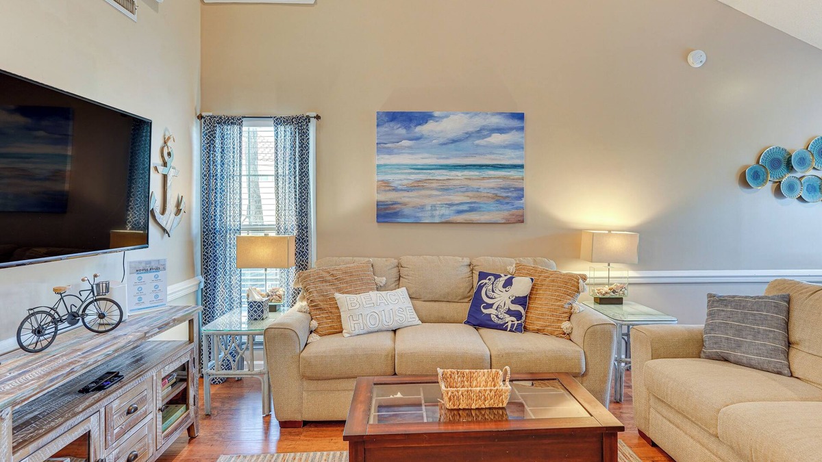 Summer Breeze Condo | Walk to Beaches: Resort Getaway Near Pier Park!