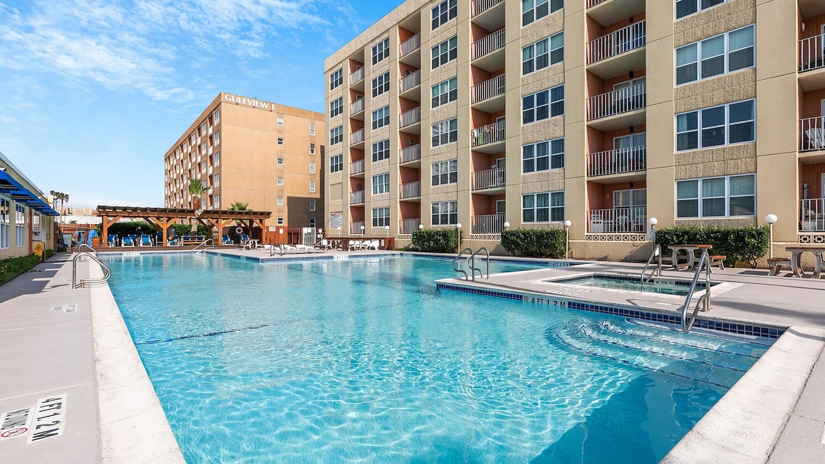 South Padre Island Condo | Walk to beach from this beautiful one bedroom condo that accommodates 6!