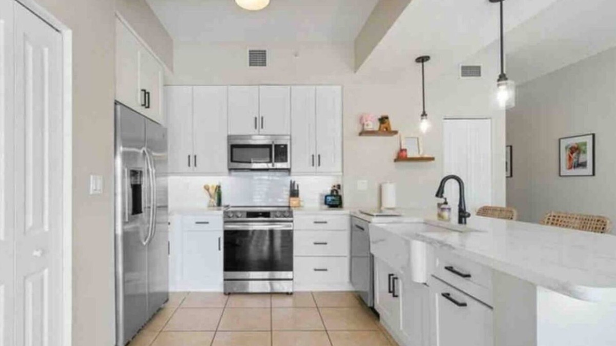 Deerfield Beach Condo | Walk to Beach - 2/2 with pool