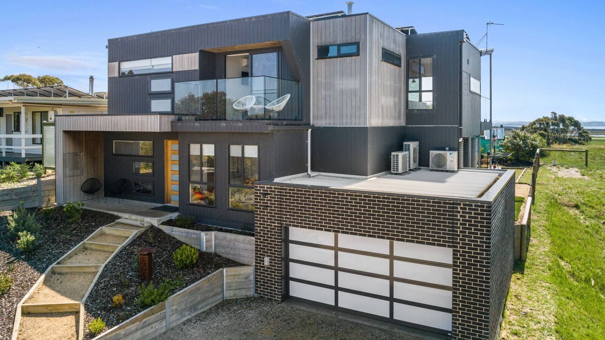 Venus Bay House | Walk to beach and shops. Pet friendly. Wifi. Dedicated games room for the kids.