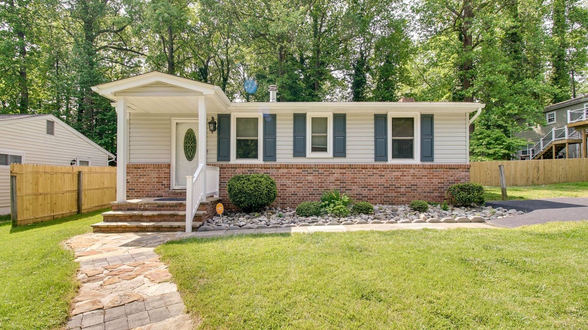 Calvert Beach-Long Beach House | Walk to Beach: Charming Maryland Home w/Yard!