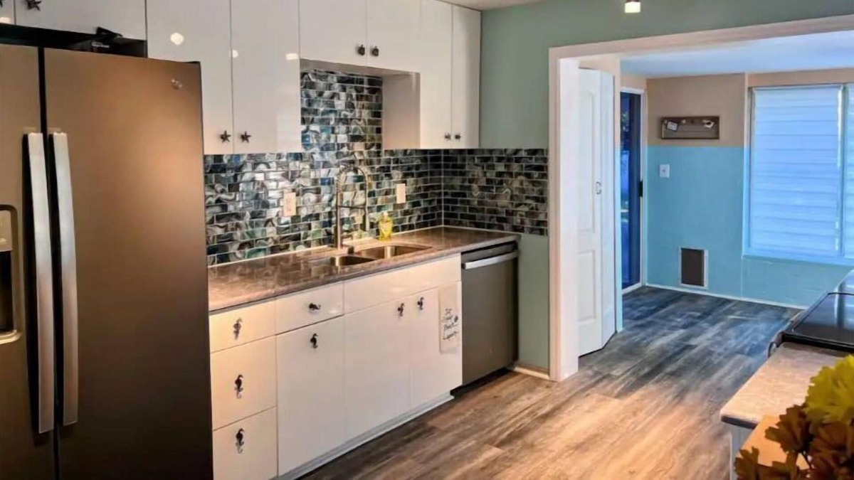 Roberta Heights In Oakdale Park Cottage | Walk to Beach Cottage with a Lemon tree.