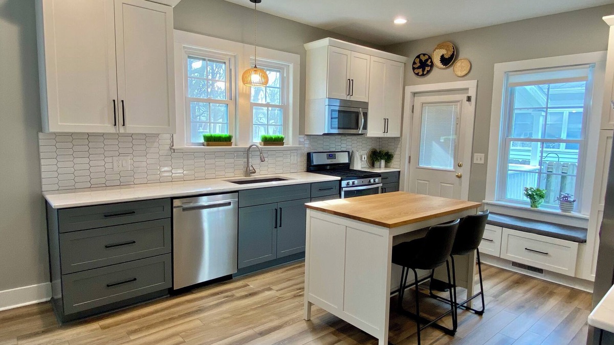 Saint Joseph House | Walk to Beach, downtown St Joseph with shops/restaurants. New kitchen, firepit