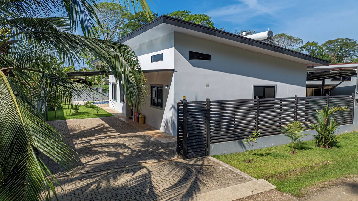 Ballena House | Walk to Beach! New Villa Only 4 Mins Away! 3 Bed 3 Bath, Marino Ballena Park!
