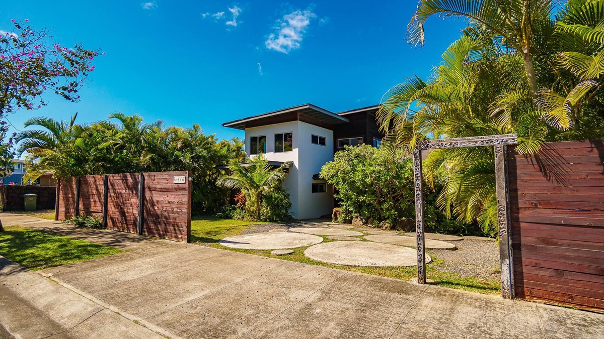 Waialee House | Walk to beach/Ocean views/with AC/Modern, Spacious/Short drive to Haleiwa town