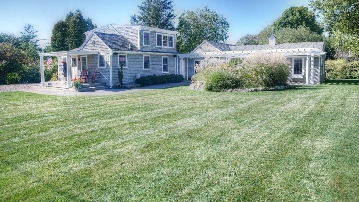 Green Hill House | Walk to beach, private, immaculate, indoor-outdoor entertaining, toys included!