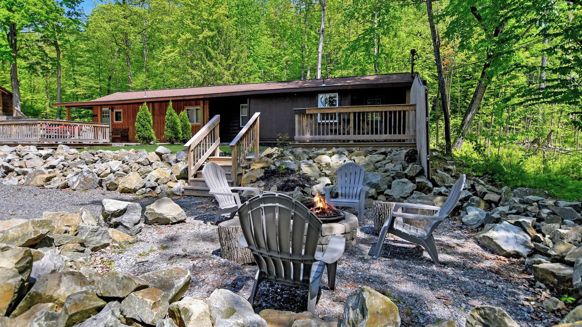 Lake George Cabin | Walk to Beach - Pet friendly Cabin w/Workspace