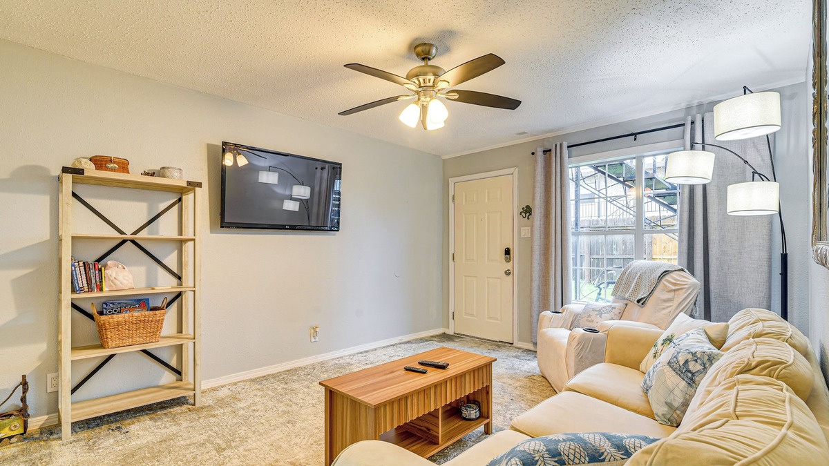 San Jacinto Condo | Walk to Beach & Pleasure Pier: Galveston Getaway