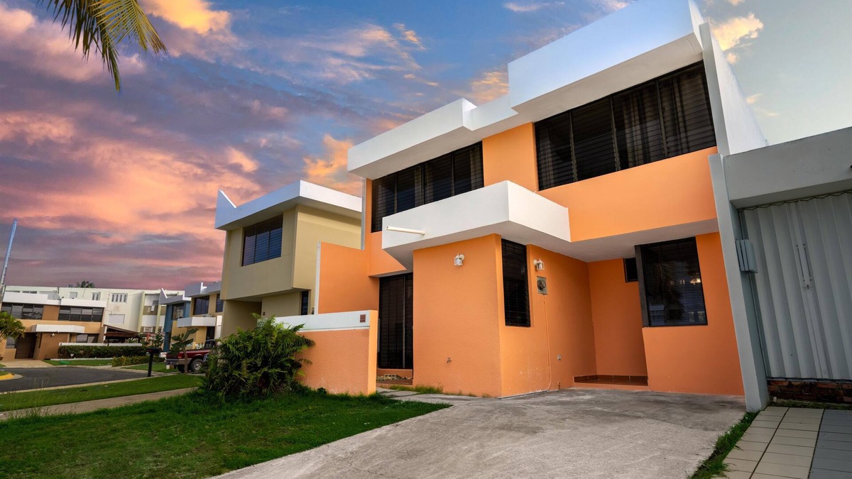 Solimar House | Walk to beach, Pool, close to Kioskos & Rainforest, 24 hr security, parking n