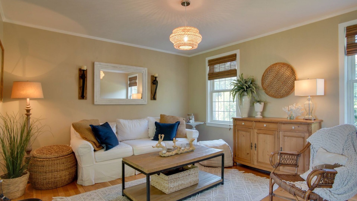 West Barnstable House | Walk to Beach: Spacious Cape Cod Abode w/Deck!
