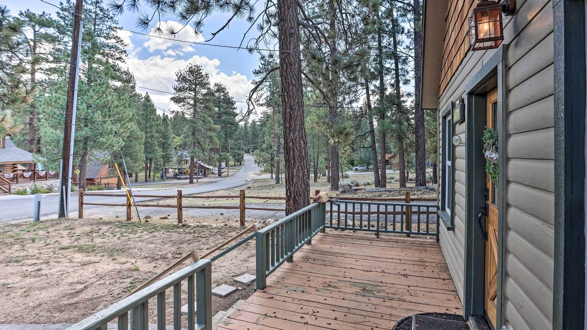 Big Bear Lake Cottage | Walk to Big Bear Lake: Cozy Cabin w/Deck