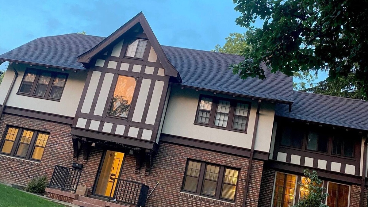 Angell House | Walk to Big House, campus-bars-restaurants. Fully renovated & HUGE. Sleeps 20.