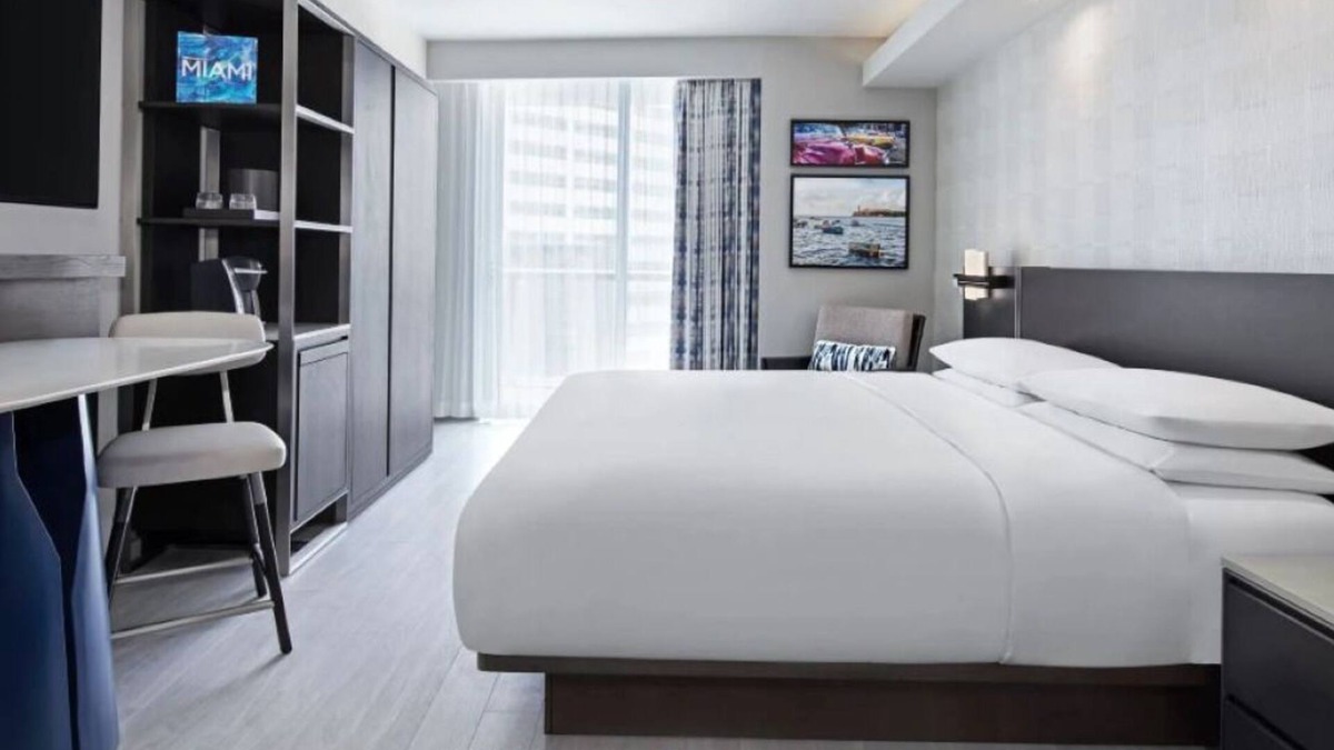 Brickell Hotel | Walk to Brickell City Centre & Bayfront Park – Great Views, Pool & Gym Access