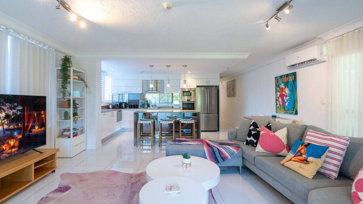 Burleigh Heads Apartment | Walk to Burleigh Head National Park from a Beaming Apartment