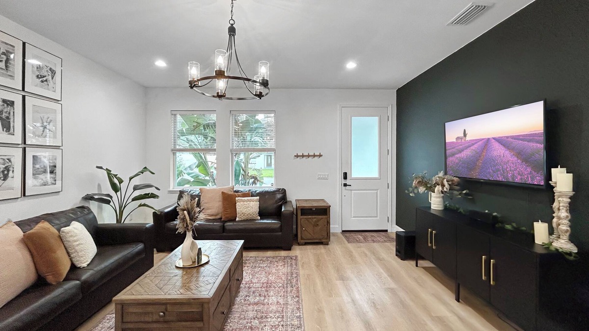 Temple Crest House | Walk to Busch Gardens, Games, Plush Sheets & Huge Yard!