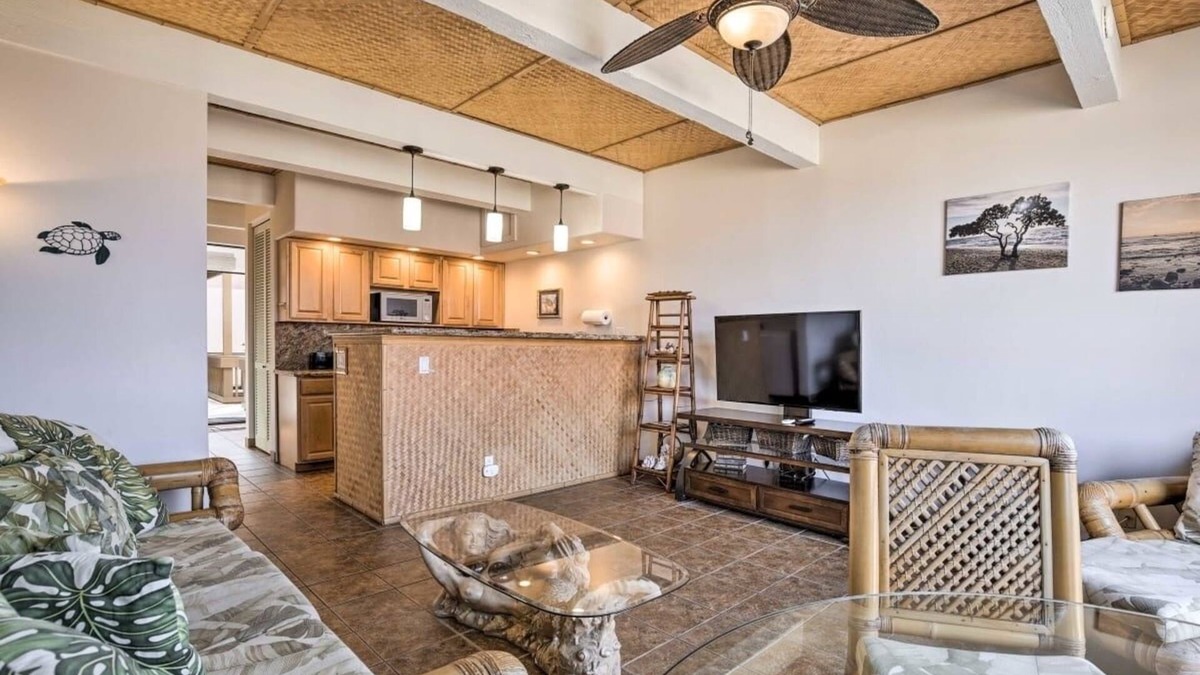 Historic Kailua Village Condo | Walk to Charming Kailua Village. Kailua Bay View. Lanai. AC. King Bed. Pool.